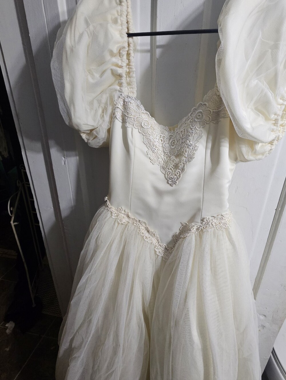 Vintage Cream Puff Sleeve Tulle Wedding Dress with Lace Applique